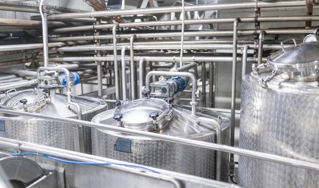 Industrial stainless steel tanks and pipes